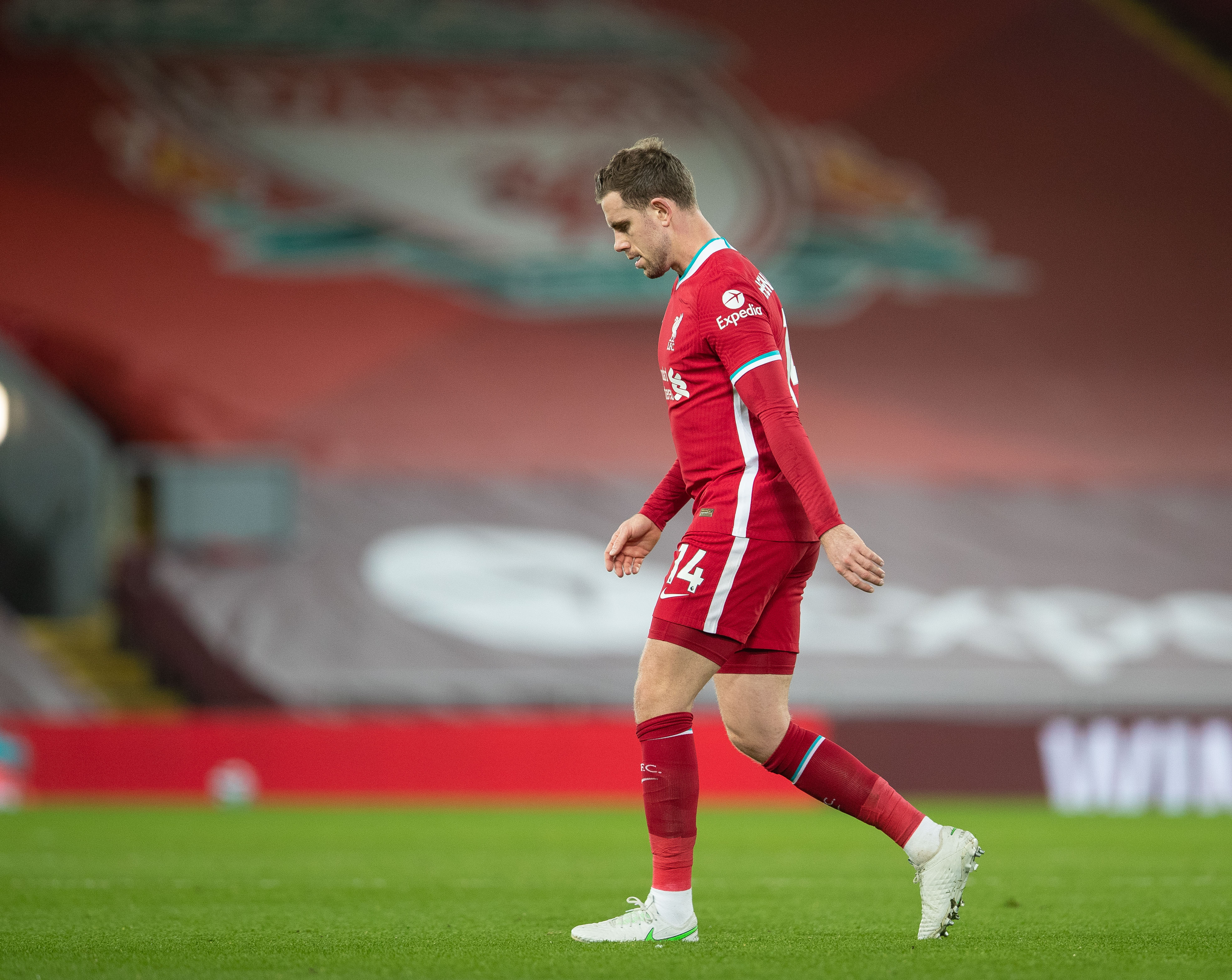 詹姆斯背身单打得分，引领球队节奏（詹姆斯背打取分，掌控比赛节奏）