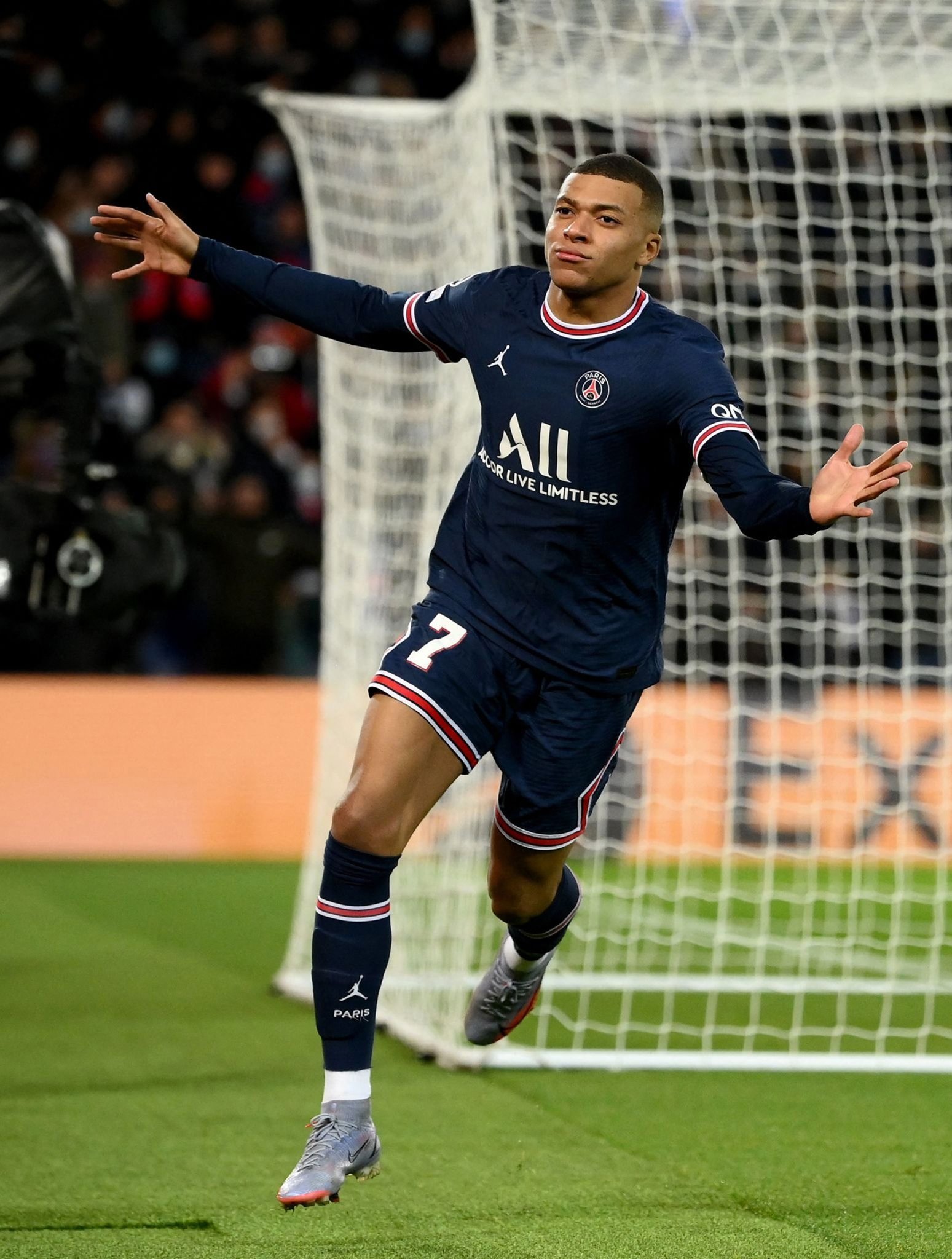 热刺为孙兴慜在街头绘制壁画，动作为其经典庆祝+捧杯（热刺致敬孙兴慜：街头壁画定格标志性庆祝与捧杯瞬间）