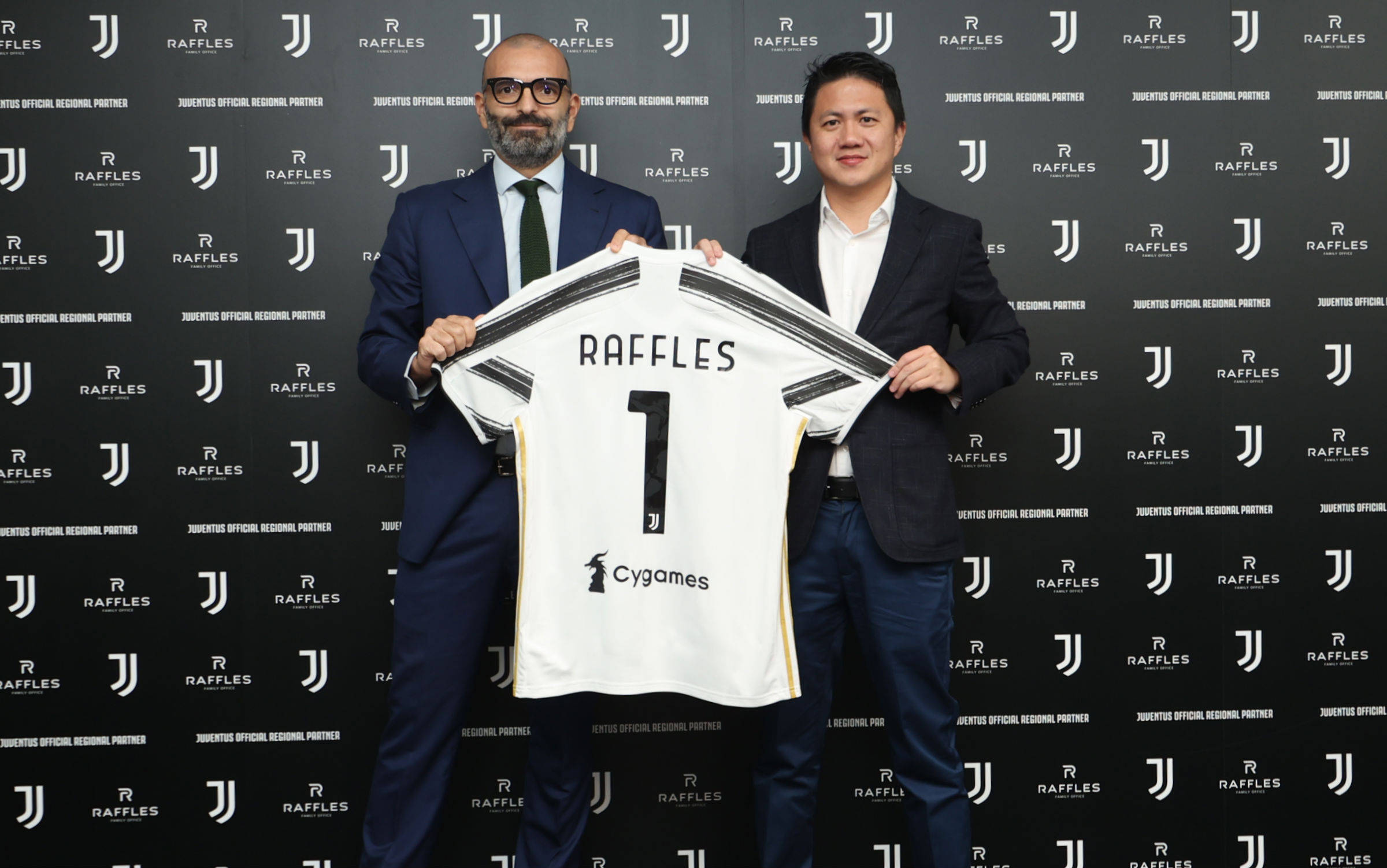 王楚钦香港机场疲惫不堪，高强度赛程下困意难掩（高强度征战后，王楚钦在香港机场难掩疲态）