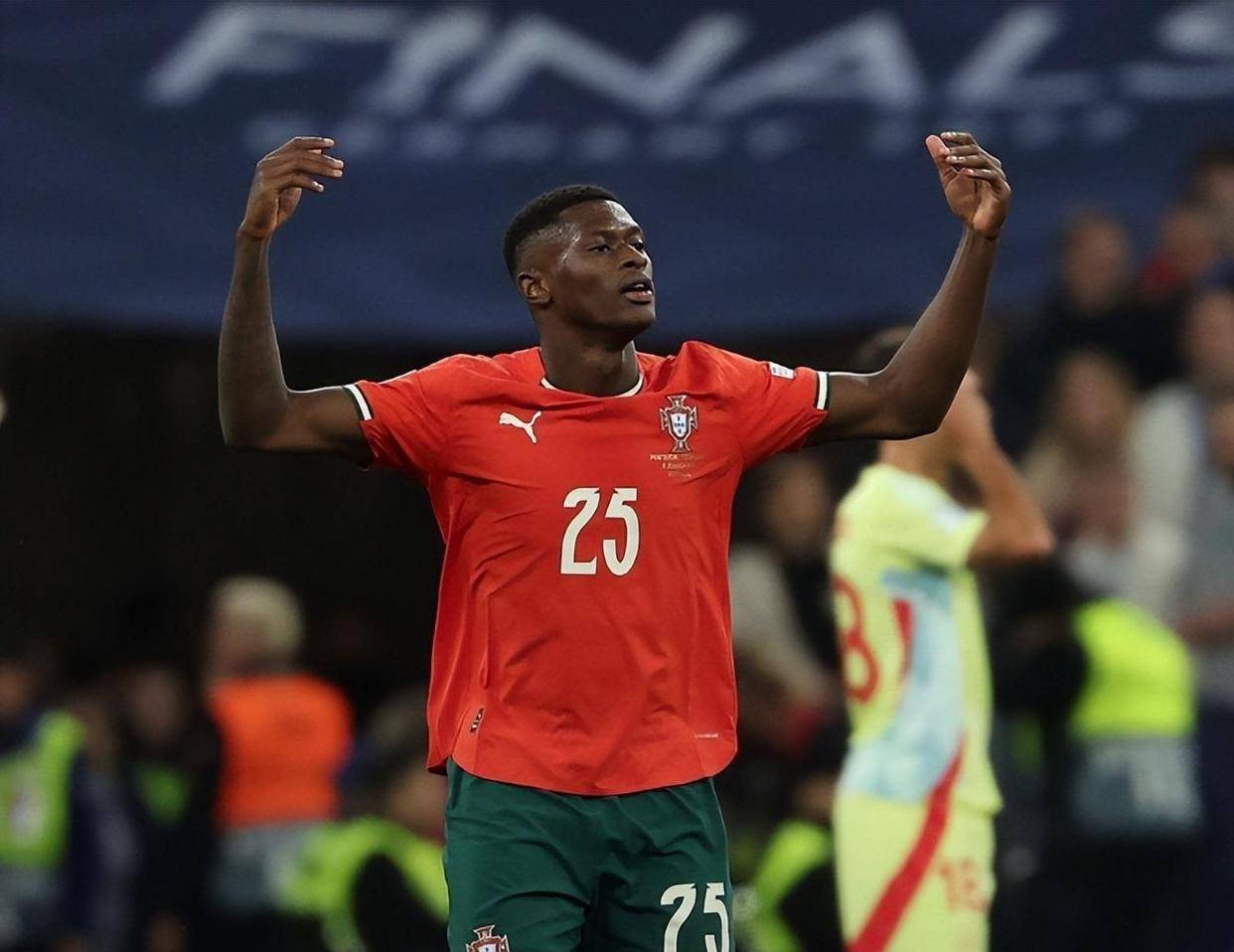 邮报：曼城和阿森纳关注罗德里戈-门多萨，皇马也考察了他（英媒：曼城、阿森纳有意罗德里戈-门多萨，皇马亦在考察）