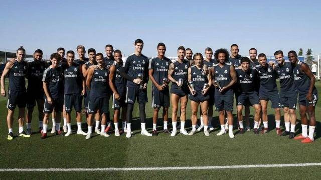 😎这人谁啊（摘掉墨镜）🥺号召力这么强！（这位是谁？摘下墨镜一看，号召力爆棚！）