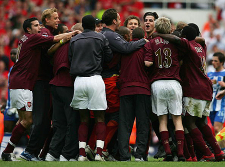 欧冠战报：库杜斯、西蒙斯点射，热刺3-0布拉格斯拉维亚（欧冠简讯：库杜斯、西蒙斯先后点球建功，热刺3比0完胜布拉格斯拉维亚）