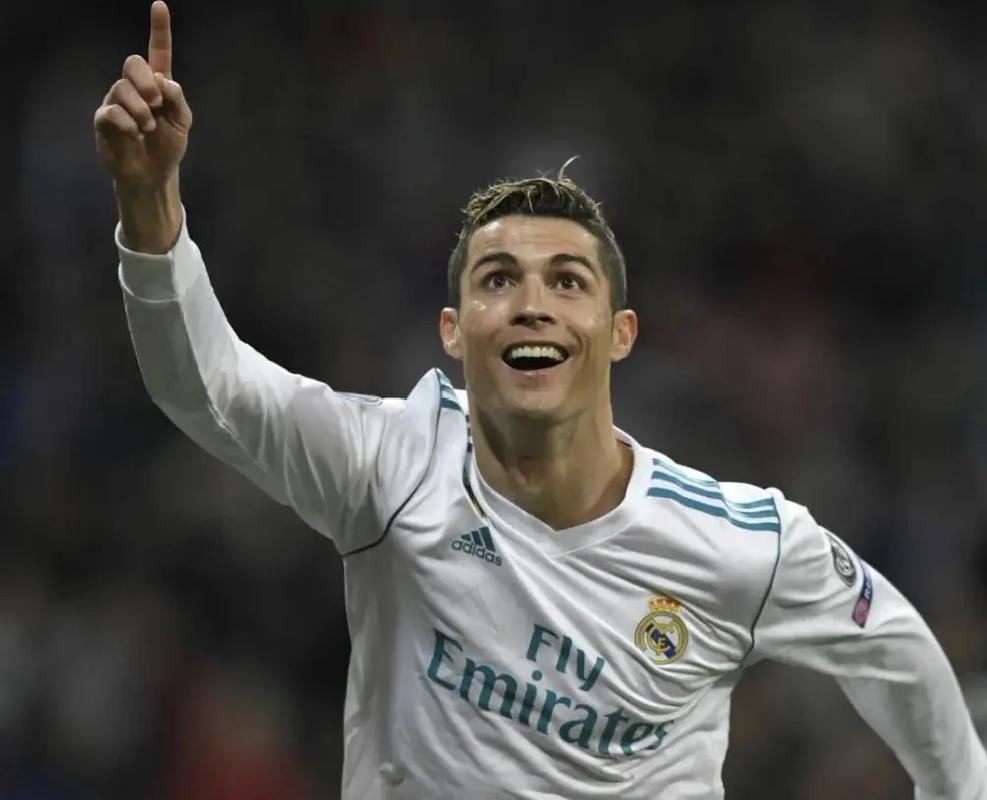 莱万加入欧冠百球俱乐部 进球效率比梅西C罗更高（莱万跻身欧冠百球俱乐部 进球效率力压梅西与C罗）