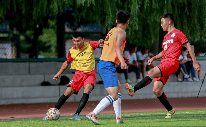 西甲半场：伦布雷拉斯闪击，亚马尔破门，巴萨2-1阿拉维斯（西甲半场战报：伦布雷拉斯闪击，亚马尔破门，巴萨2-1暂领先阿拉维斯）