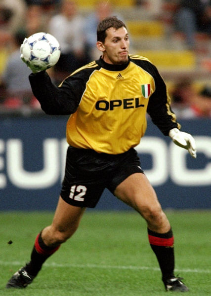 米兰补强后防线时出现新名字：萨索洛的杰伊·伊德泽斯（米兰后防引援现新目标：萨索洛中卫杰伊·伊德泽斯）